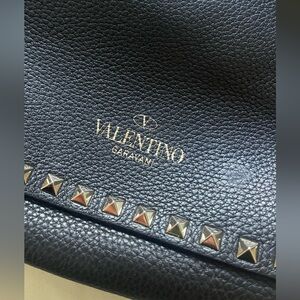 VALENTINO GARAVANI 
Pebbled Calfskin Rockstud Flip-Lock Messenger Bag Black